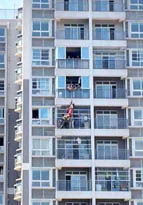 成都の女性が12階から飛び降り　11階の住人に救助される