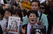 集団的自衛権、首相官邸前で日本の民衆が深夜まで抗議