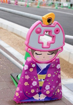 日本・京都の街角に可愛い和服の子ども姿の標識