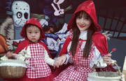 李小璐が娘の幼稚園のパーティーに登場　「赤ずきん」に扮する