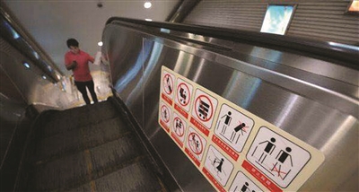 南京地下鉄、エスカレーターの「右立ち、左空け」推奨せず
