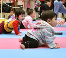 600人の赤ちゃんの「はいはい競争」がギネス記録を更新　日本
