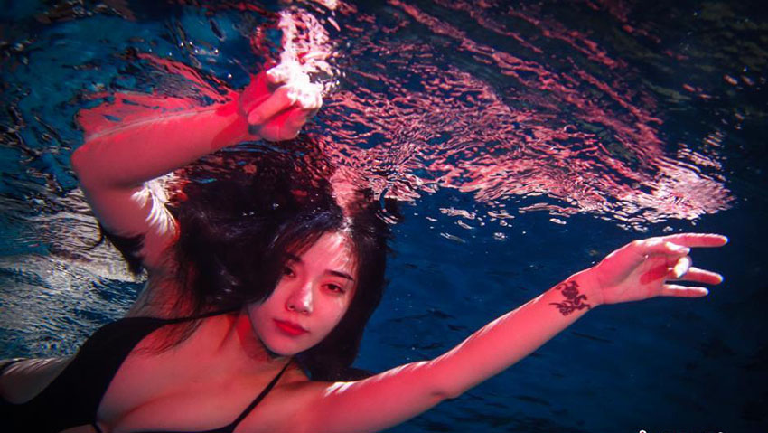 「マーメイド」志望の女性、水中で美しい姿を披露