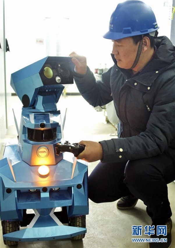 GISスマートパトロールロボットのパラメータを調整するエンジニア（1月12日、撮影・李欣）。