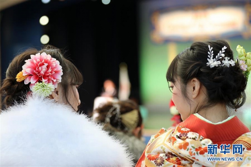 1月14日、千葉県の東京ディズニーランドで開かれた成人式に振り袖で参加した女性たち(撮影・杜瀟逸)。