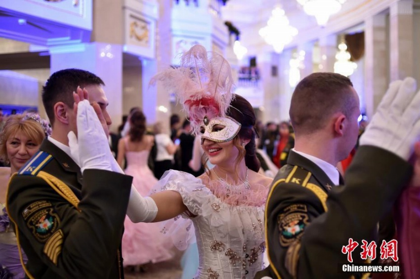 美男美女が舞い踊る　ベラルーシの劇場で新年祝う舞踏会