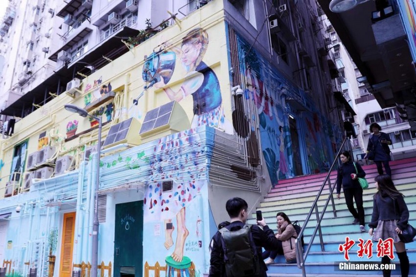 カラフルなグラフィティが旧市街に都市の活力　香港地区