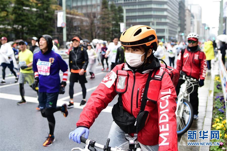 東京で3日、ヘルメットを装着した東京マラソンレスキュー隊員が指示を待つ様子。（「第一反応」社提供）