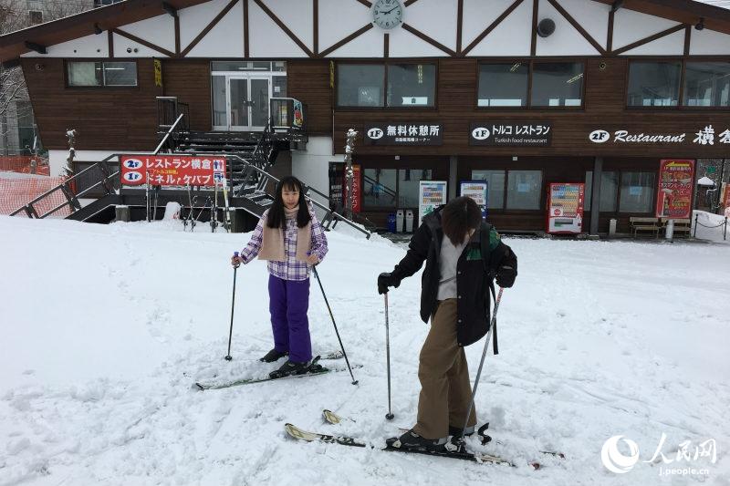 スキーを楽しむ参加者たち（撮影・木村雄太）。