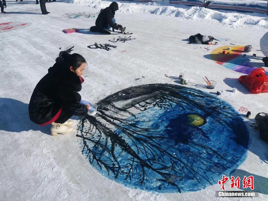 雪の大地に描かれた美しく鮮やかなアート作品　内モンゴル
