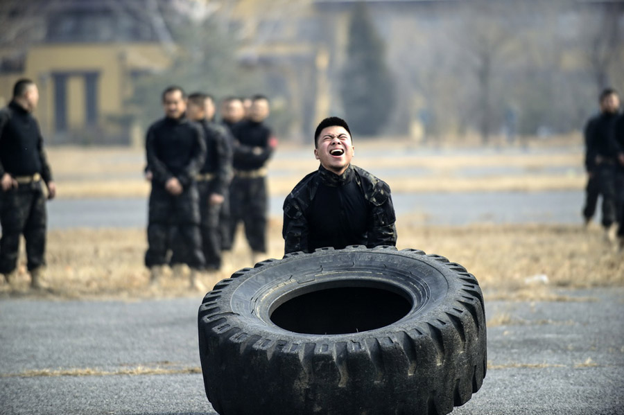 3月2日、巨大なタイヤを使った訓練をするボディーガード訓練生（撮影・楊一凡）。