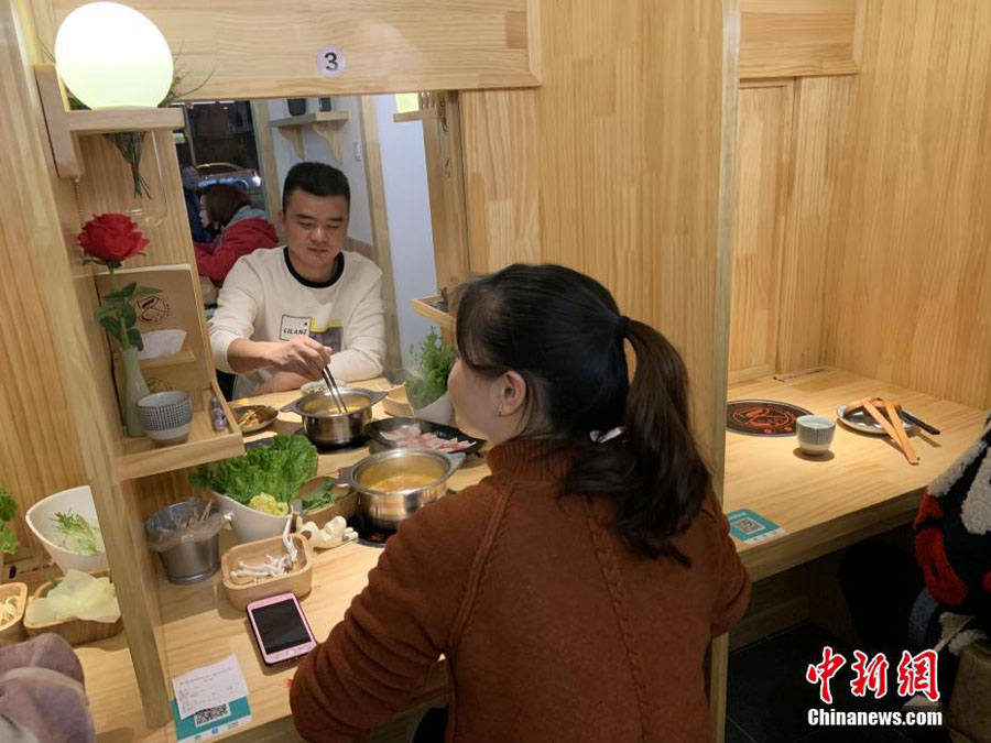 湖北省武漢市で話題の「出会い系レストラン」の様子（撮影・武一力）。