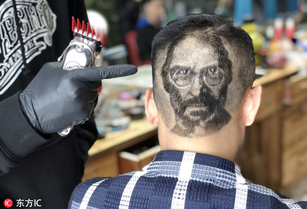 浙江省紹興市の理髪師が1時間かけて「ジョブズカット」を披露