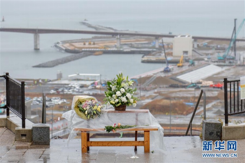 3月11日、宮城県石巻市。震災犠牲者を哀悼するため捧げられた花束。