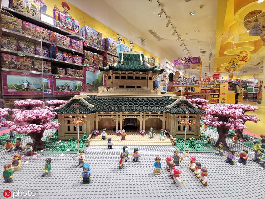 制作期間1ヶ月、3万個のレゴで作った武漢大図書館と桜