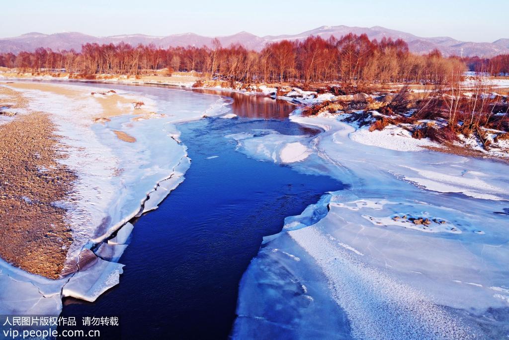 12月19日、内モンゴル自治区ジャラントン市の雅魯河の冬景色（撮影・韓頴群、人民図片より） 。