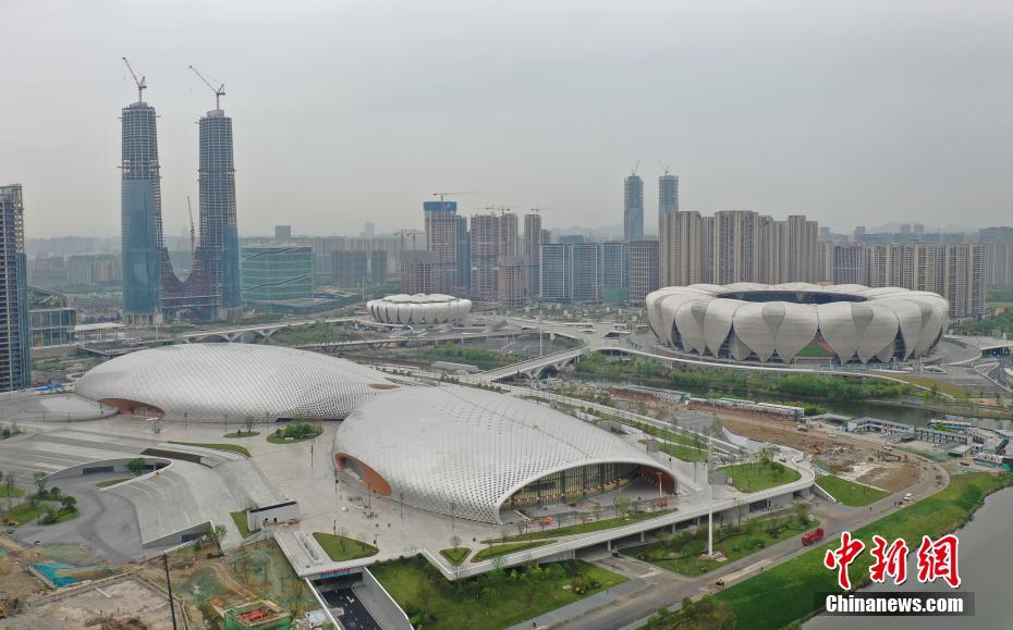 4月7日、浙江省杭州市、上空から撮影した杭州アジア競技大会の屋内プールとメインスタジアム（撮影・王剛）。