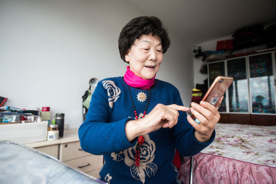 朝7時からオンライン注文に勤しむ中国の高齢者たち