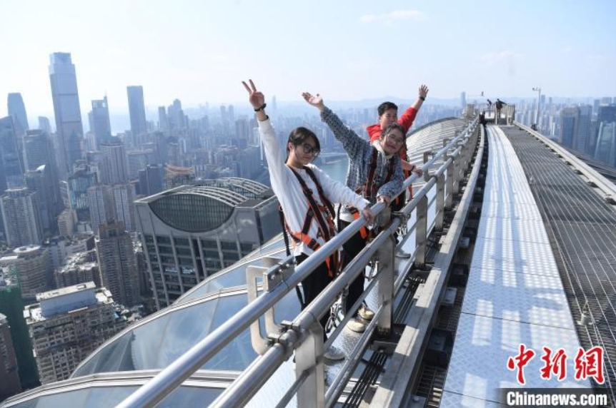 重慶の高層観光ツアー、「空中散歩を満喫」と観光客に人気