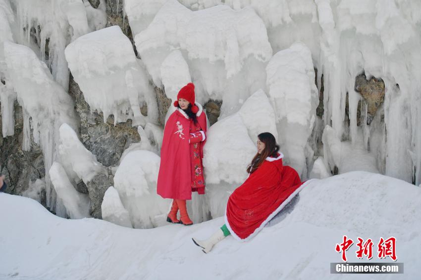 広大な氷の滝の景観が観光客を魅了　吉林省長春