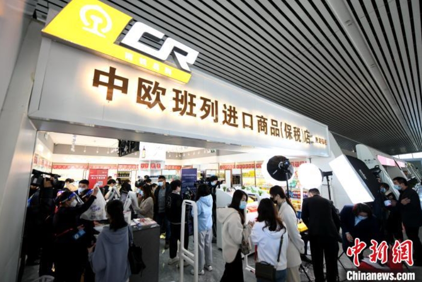 福州駅に正式にオープンした福建省初の中欧班列輸入品保税店（撮影・王東明）。