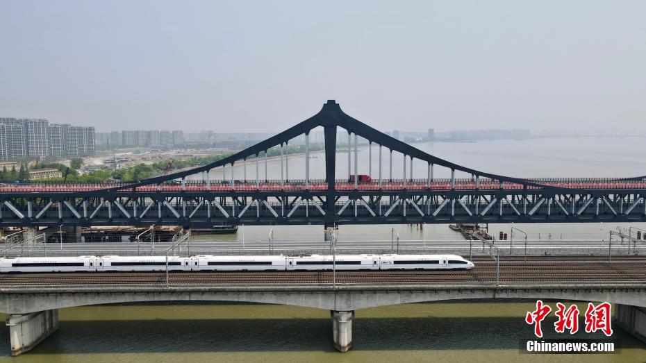 杭州2022年アジア競技大会開幕前に開通を予定している彭埠大橋（ドローンによる撮影・董易鑫）。