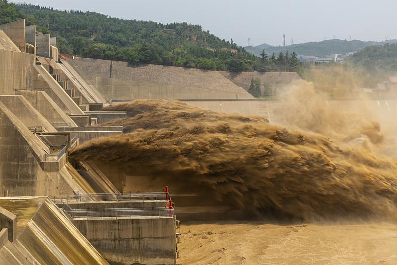 7月4日に上空から撮影した黄河小浪底水利ターミナル景勝地での砂量調節（写真著作権はCFP視覚中国が所有のため転載禁止）。