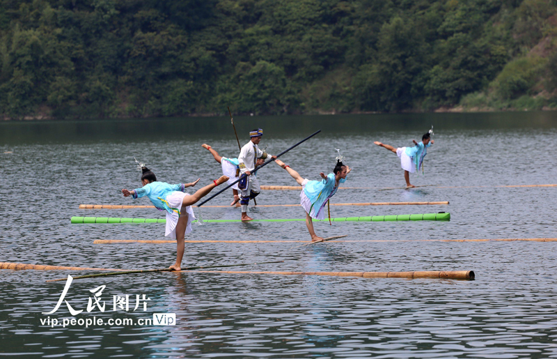 「無形文化遺産」の魅力を水上で披露　貴州省榕江