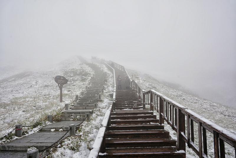8月27日、吉林省白山市にある長白山西景勝地の登山道沿いで見られた雪景色（写真著作権はCFP視覚中国が所有のため転載禁止）