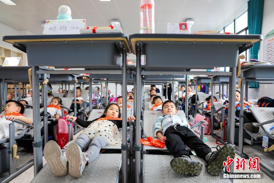重慶市雲陽県の小学校が昼寝用にリクライニングチェア導入