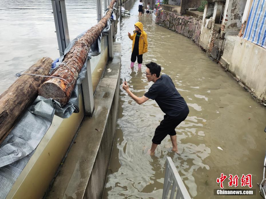 台風通過後、「洪水予防の神器」で水遊びや魚観賞を楽しむ市民　　浙江省余姚市