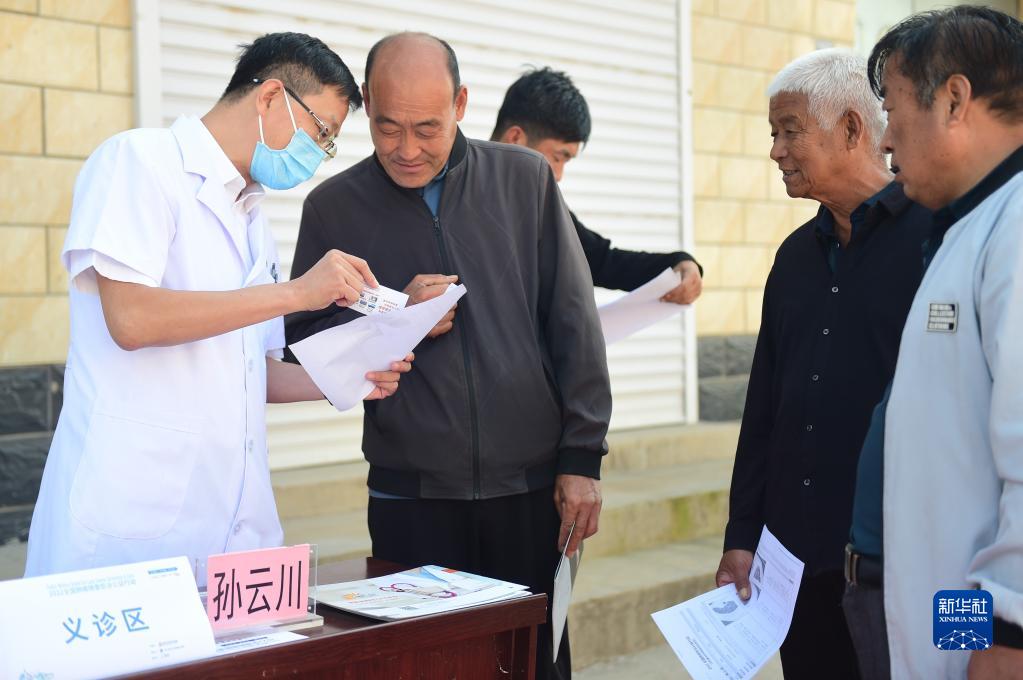 胸部レントゲン検査の結果を住民に伝える河北省滄州市中西医結合病院放射線・化学療法センターの医師（9月25日撮影・傳新春）。