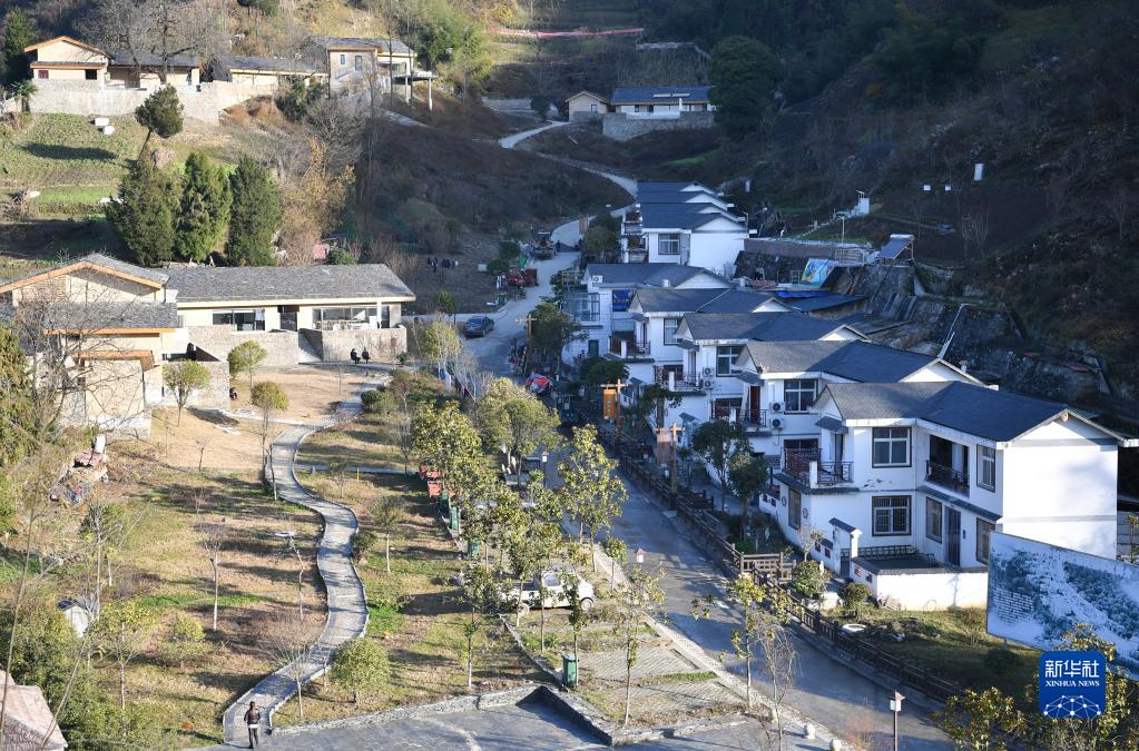陝西省安康市紫陽県城関鎮青中村に建設された民宿群（2021年11月24日撮影・邵瑞）。