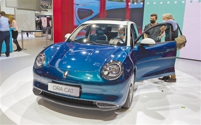 中国の自動車メーカーがドイツで開催されたモーターショーに出展した電気自動車（EV）の最新モデル。（撮影・李強）