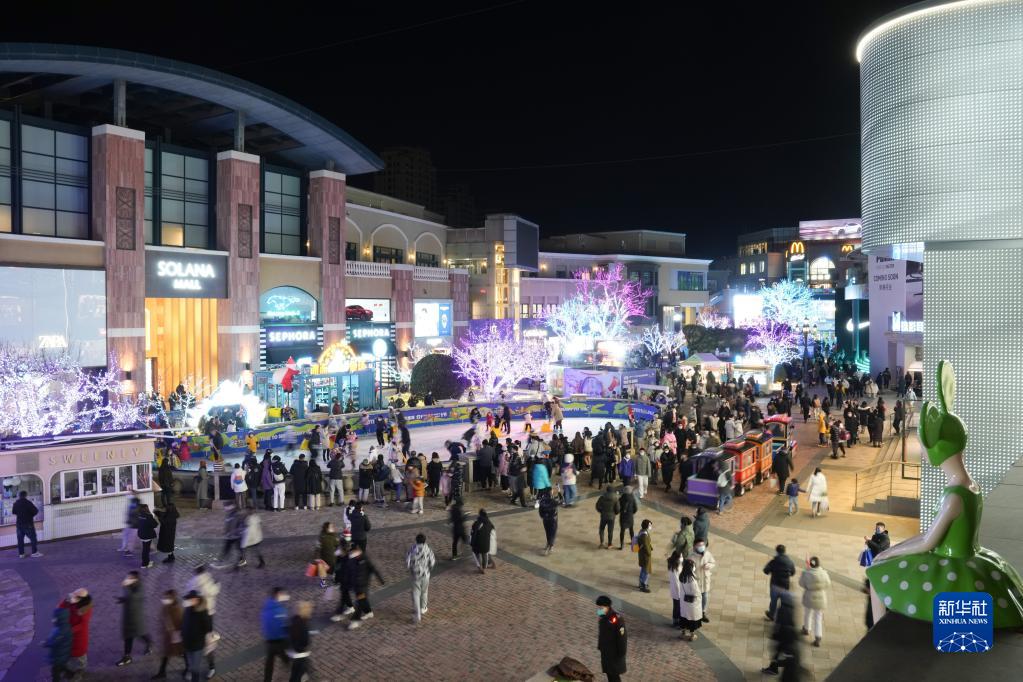北京市朝陽区にある藍色港湾ショッピングモールで、買い物を楽しみ、寛ぐ市民（12月24日撮影・鞠煥宗）。