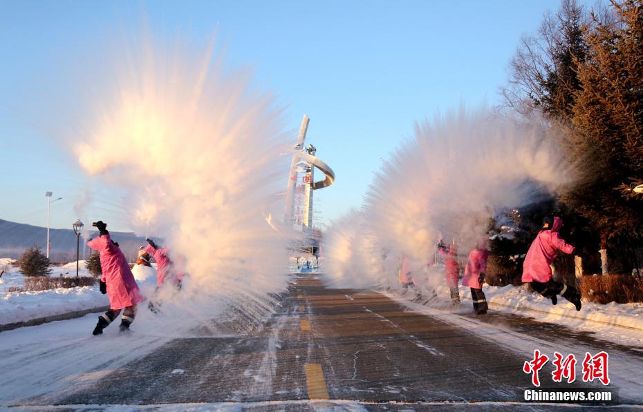 「中国で最も寒い町」で氷結パフォーマンス　黒竜江省大興安嶺