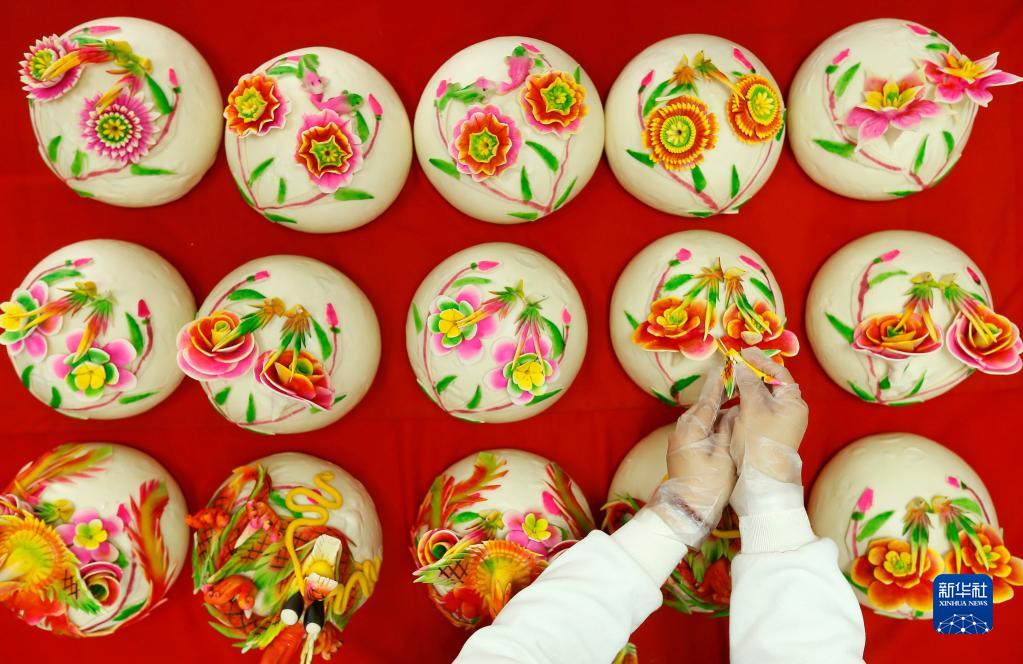 山東省青島市即墨区北安街道（エリア）王宿荘村で撮影された、色鮮やかな花々がデザインされた飾り蒸しパン「花饃」（1月9日撮影・梁孝鵬）。