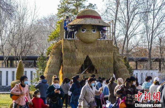 烏魯木斉公園に巨大藁人形が登場　新疆