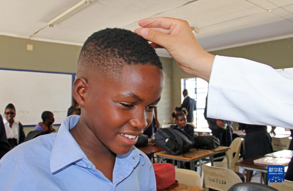 ナミビア支援中国医療チーム、現地の中学校で中医学文化を紹介