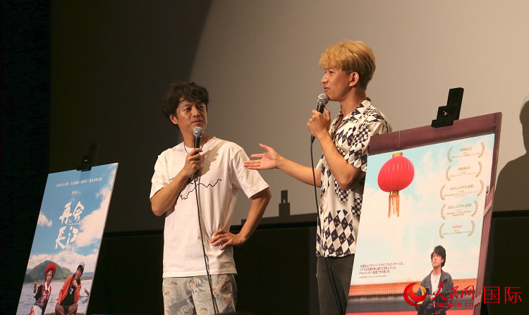 上映後のトークイベントに登場した竹内亮氏と阿部力さん（撮影・許可）。