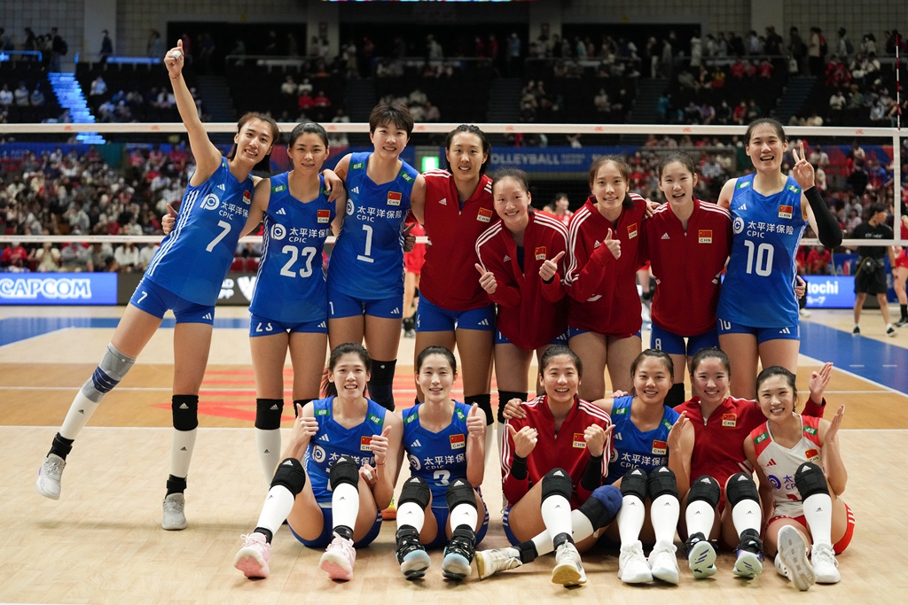試合終了後に集合写真を撮影する中国女子代表チーム（6月4日撮影・張笑宇）。