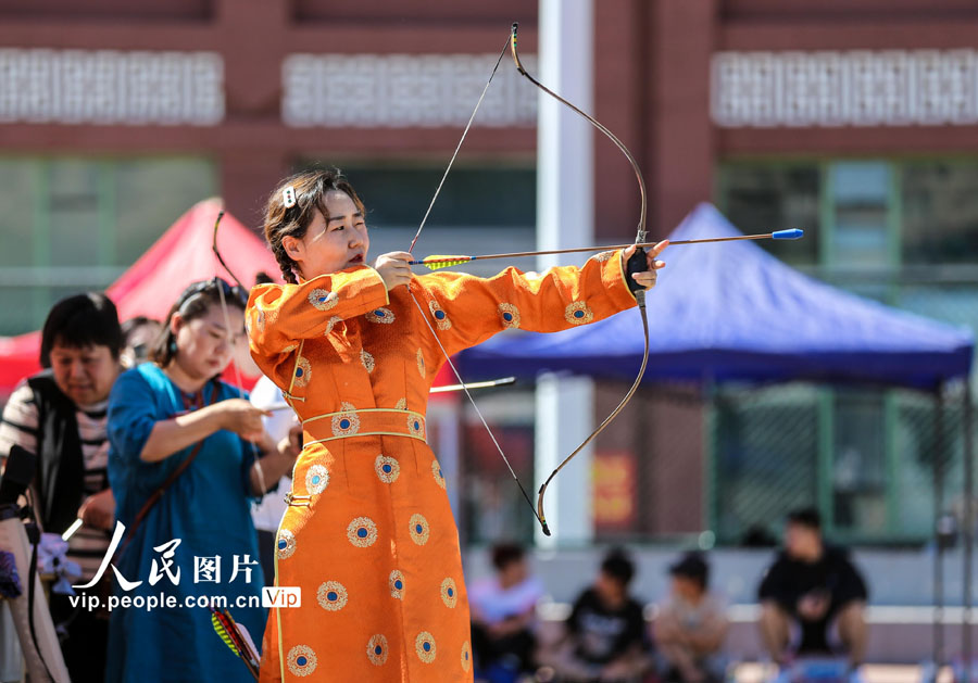 大学キャンパスで行われた民族の祭典「ナーダム」　内蒙古