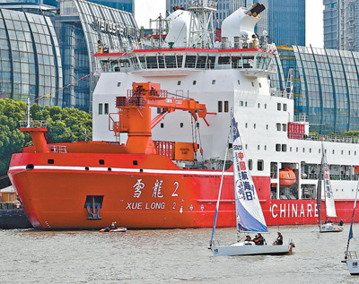 7月11日、「中国航海日」を祝い、上海の黄浦江で行われた船舶巡航イベント（撮影・方喆）。