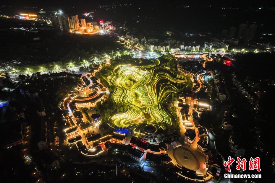 7月12日夜、上空から撮影した貴州省畢節市大方県奢香古鎮の「都市棚田」（撮影・瞿宏倫）。