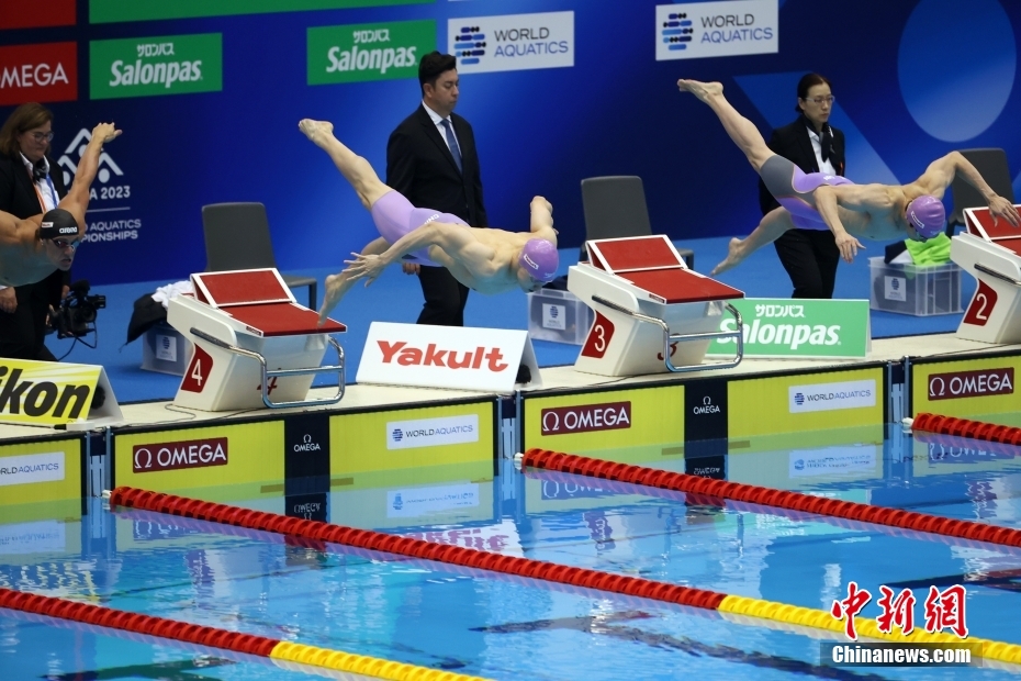 男子50メートル平泳ぎで、26秒29のタイムで優勝した中国の覃海洋選手（写真中央、撮影・湯彦俊）