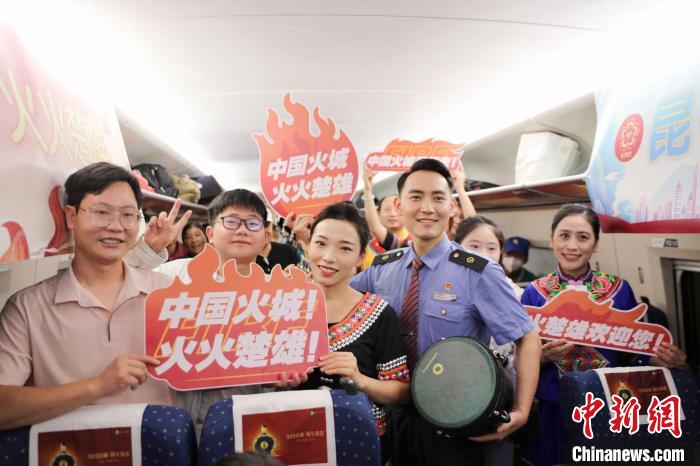 雲南鉄道で「たいまつ祭り」特別列車が初運行