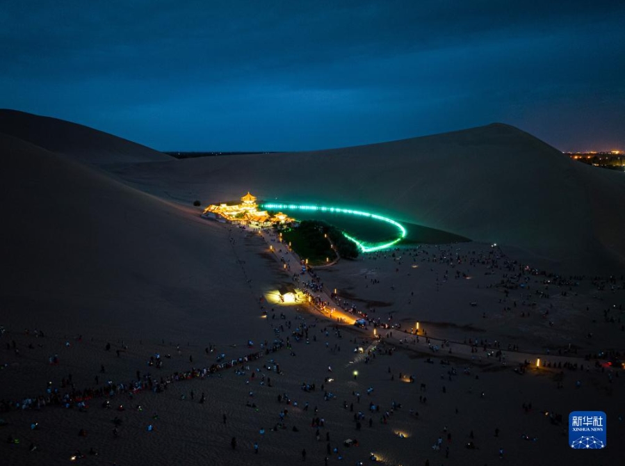 月牙泉を明るく照らす砂漠コンサート　甘粛省敦煌
