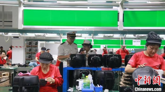 関連企業を訪れ、輸出製品の製造現場への実地検査を行う寧波税関傘下の杭州湾新区の税関職員（撮影・兪懿）。