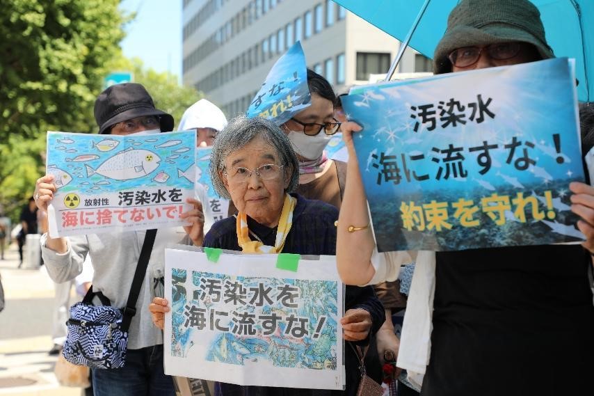 現地時間8月25日昼頃、日本の複数の市民団体が東京の首相官邸近くで抗議集会を開き、日本政府と東京電力による福島原発汚染水の海洋放出強行に強く反対した。（撮影・岳林煒）