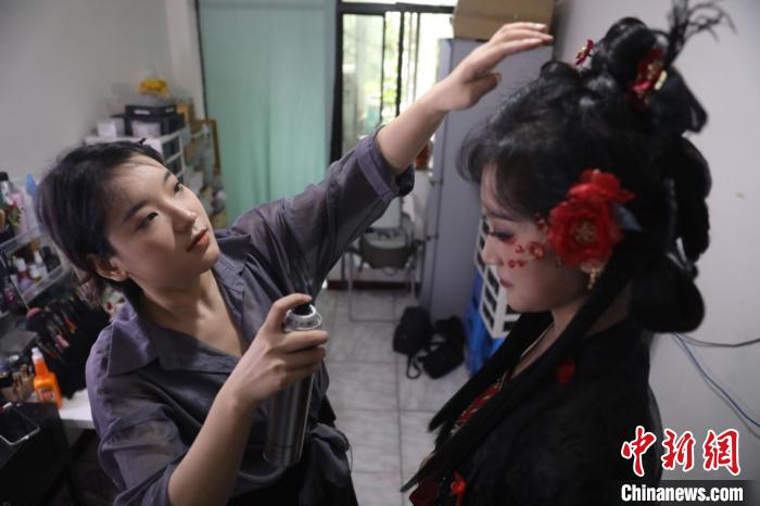 四川省成都市にある漢服メイク・ヘアセットスタジオで、モデルのヘアセットをする漢服メイク・ヘアセットアーティストの李金芝さん（写真左、9月26日撮影・王磊）。
